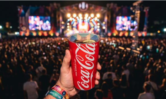 Copo personalizado como mídia de patrocínio: por que marcas estão substituindo lona, palco e camiseta pela mão do público